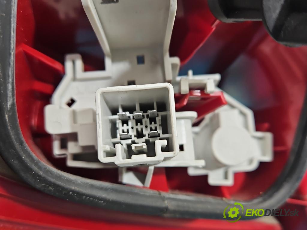 Ford Fiesta Mk7 2008-2017 1.2 16V 82 HP manual 60 kW 1242 cm3 3- svetlo / reflektor zadné pravé 8A61-13404-A (Kľučka dverí ostatné)