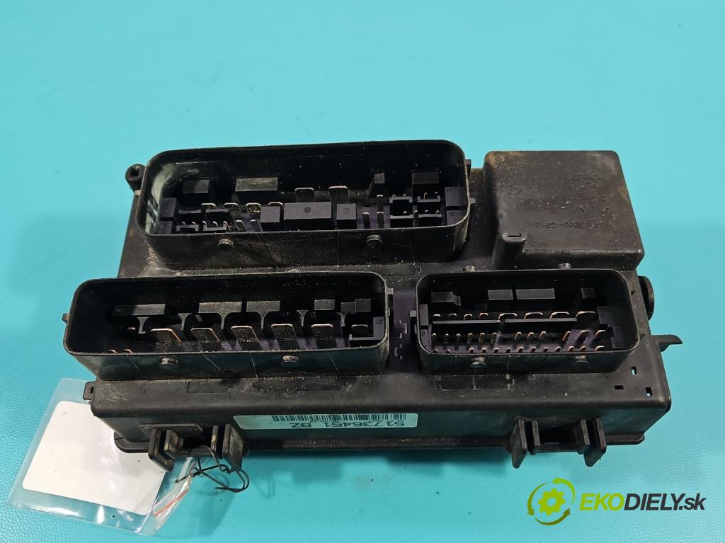 Fiat Punto Grande 1.4 8V 77 hp manual 57 kW 1368 cm3 5- skříňka pojistková 51736451 (Pojistková skříňka)