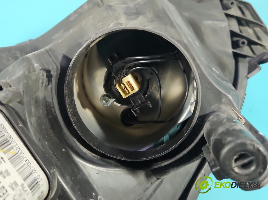 Opel Astra III 2004-2014 1.6 16V 105 HP manual 77 kW 1598 cm3 5- Reflektor: pravý  (Svetlo predné pravé)