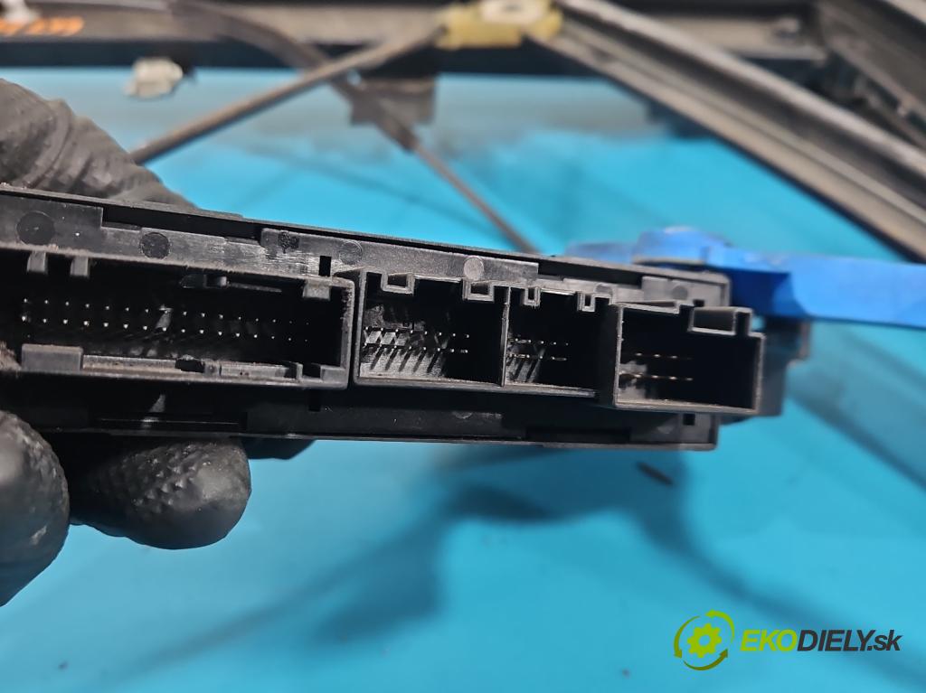 Seat Exeo 2.0 tdi 143 HP manual 105 kW 1968 cm3 5- mechanizmus okna predné pravý 8E0837630