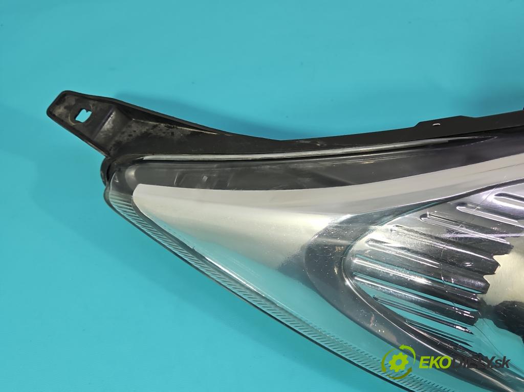 Ford Fiesta Mk7 2008-2017 1.2 16V 82 HP manual 60 kW 1242 cm3 3- Reflektor: pravý 8A61-13W029-CD (Svetlo predné pravé)