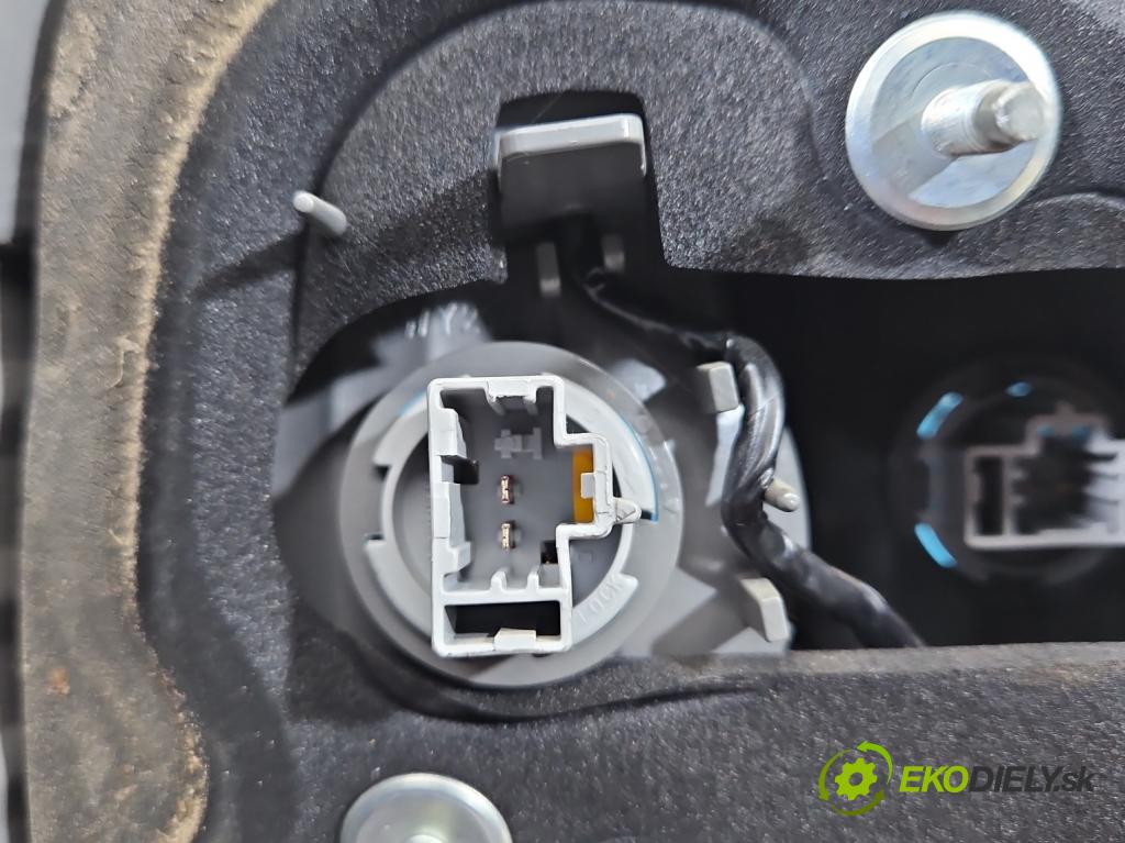 Honda Jazz III 2008-2014 1.3 16V 99 HP automatic 73 kW 1339 cm3 5- svetlo / reflektor zadné pravé  (Kľučka dverí ostatné)