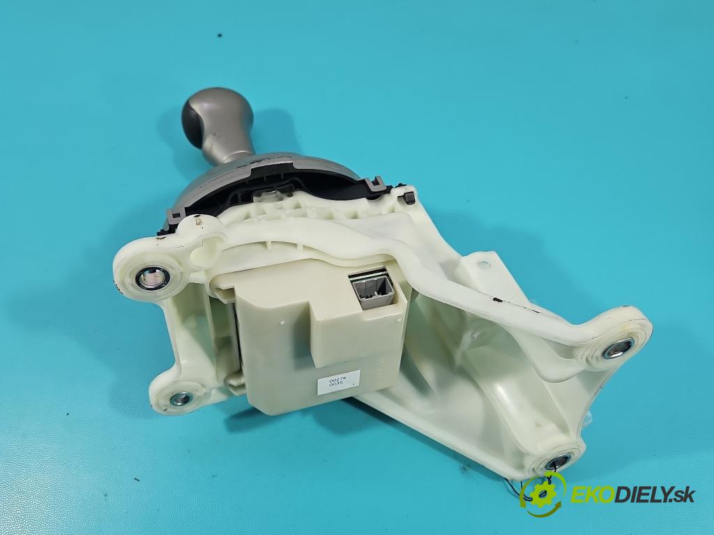 Honda Jazz III 2008-2014 1.3 16V 99 HP automatic 73 kW 1339 cm3 5- Páka: Změny: stupeň,rýchlosť  (Rýchlostná páka (kulisa))