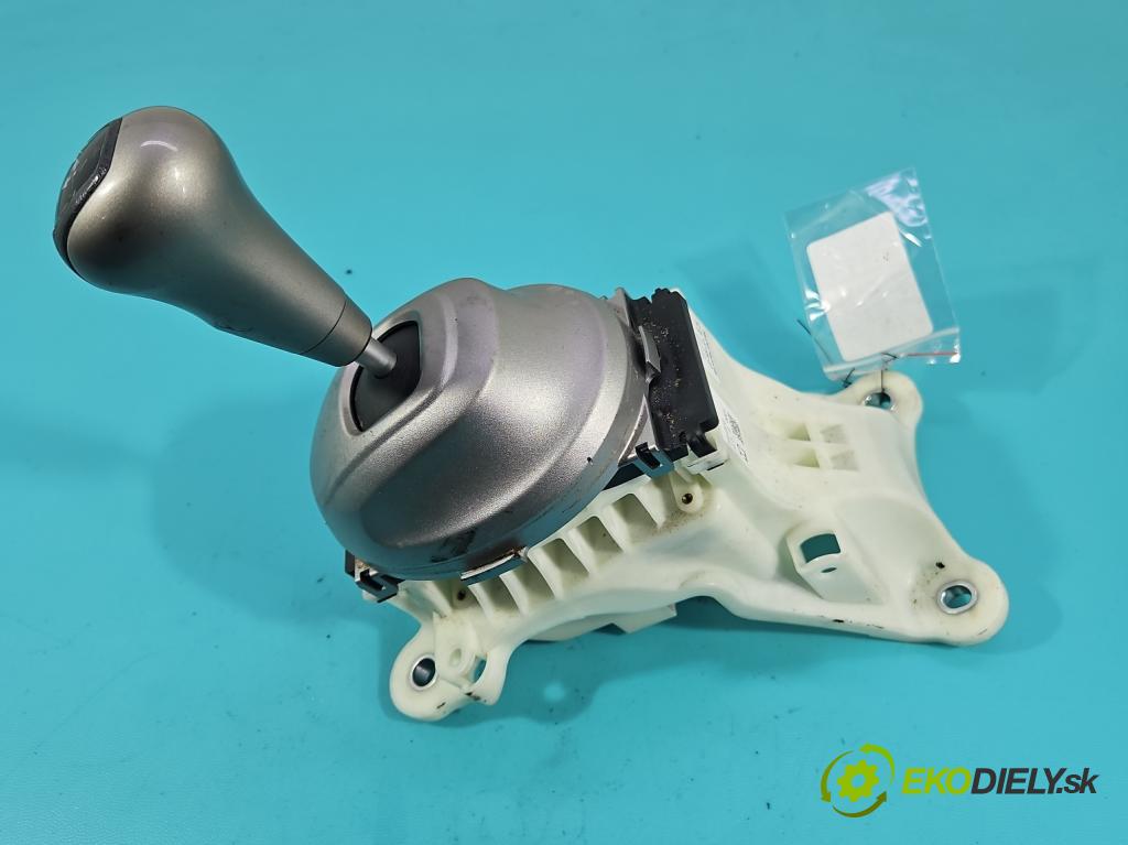 Honda Jazz III 2008-2014 1.3 16V 99 HP automatic 73 kW 1339 cm3 5- Páka: Změny: stupeň,rýchlosť  (Rýchlostná páka (kulisa))