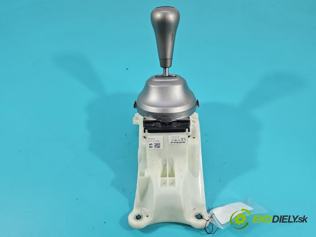 Honda Jazz III 2008-2014 1.3 16V 99 HP automatic 73 kW 1339 cm3 5- Páka: Změny: stupeň,rýchlosť  (Rýchlostná páka (kulisa))