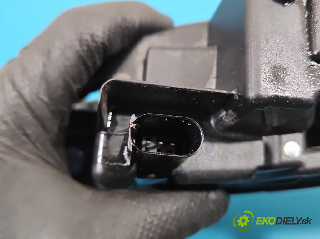 Skoda Superb III 2015-2024 2.0 tdi 150 hp automatic 110 kW 1968 cm3 5- Halogen pravý 3V0941700B (Klika dveří ostatní)