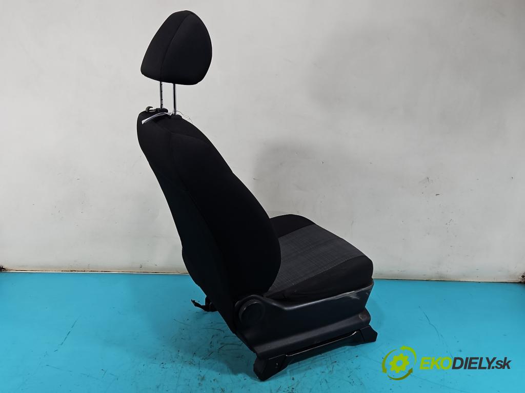 Kia Venga 1.4 16V 90 HP manual 66.2 kW 1396 cm3 5- Sedačka pravý  (Sedadlo)