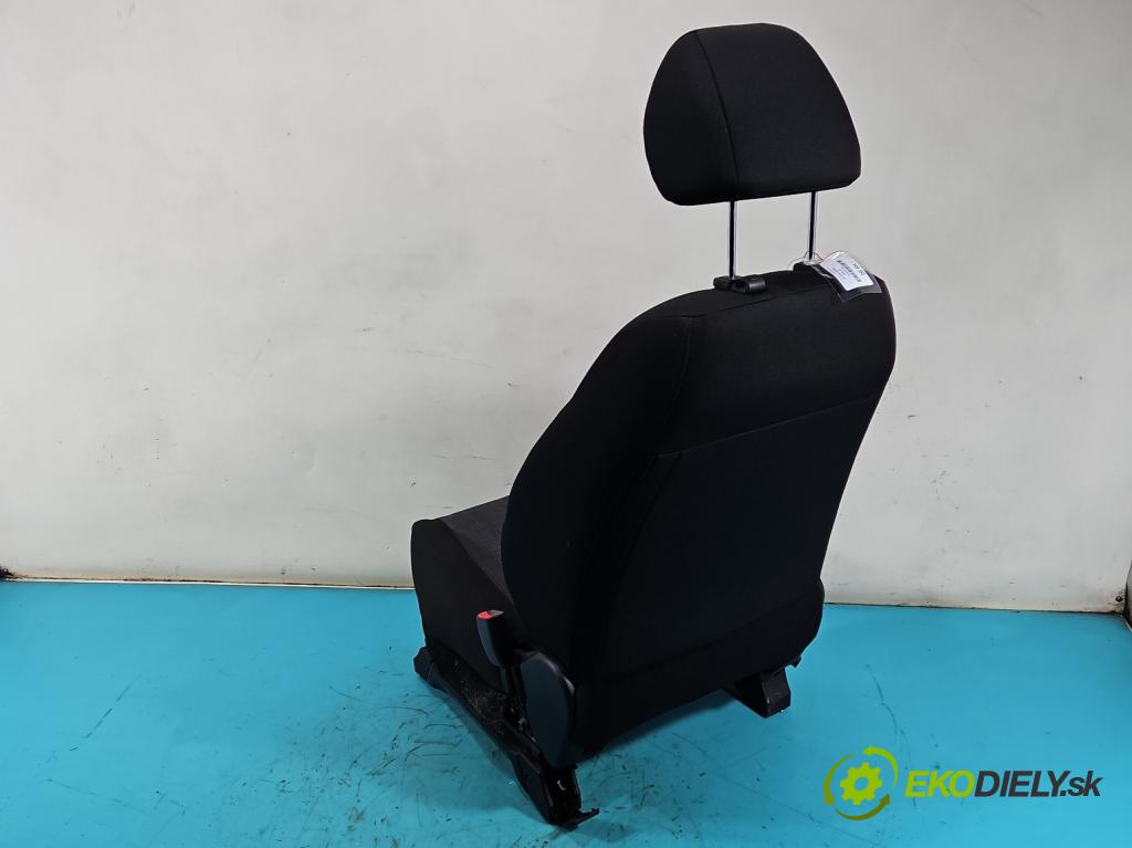 Kia Venga 1.4 16V 90 HP manual 66.2 kW 1396 cm3 5- Sedačka pravý  (Sedadlo)