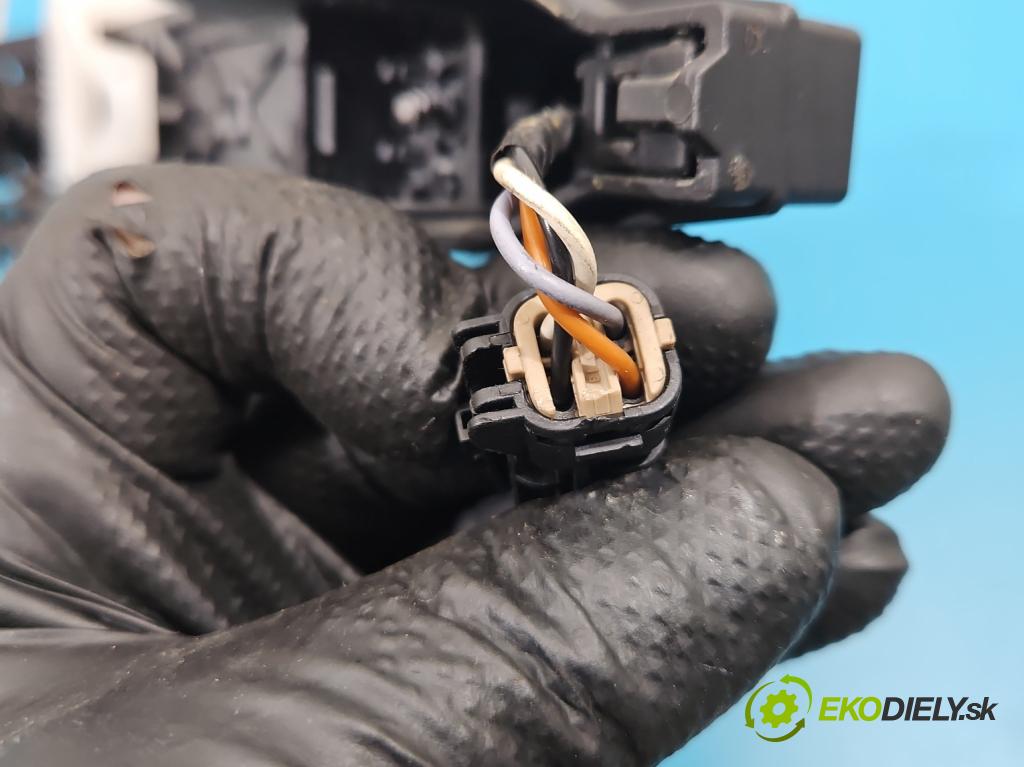 Hyundai Ix35 2.0 CRDI 136 HP manual 100 kW 1995 cm3 5- rukoväť predné ľavé mimo: 90721-00400 (Kľučka dverí vonkajšia predná ľavá)