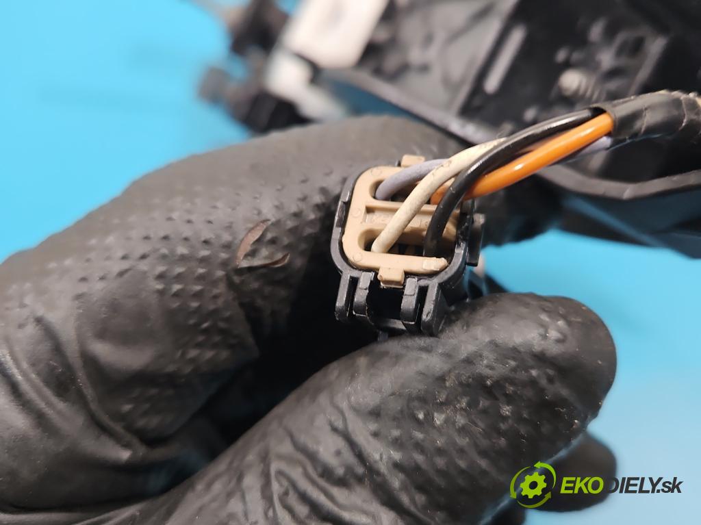 Hyundai Ix35 2.0 CRDI 136 HP manual 100 kW 1995 cm3 5- rukoväť predné ľavé mimo: 90721-00400 (Kľučka dverí vonkajšia predná ľavá)