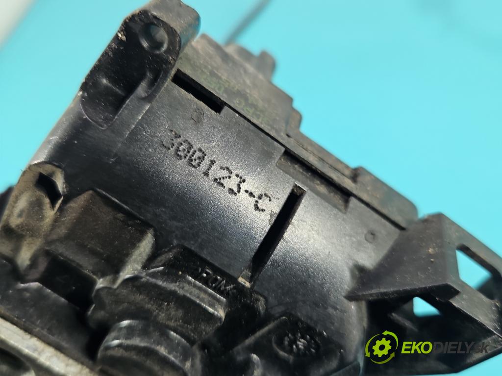 Renault Clio III 2005-2012 1.5 dci 68 hp manual 50 kW 1461 cm3 5- zámek přední levý