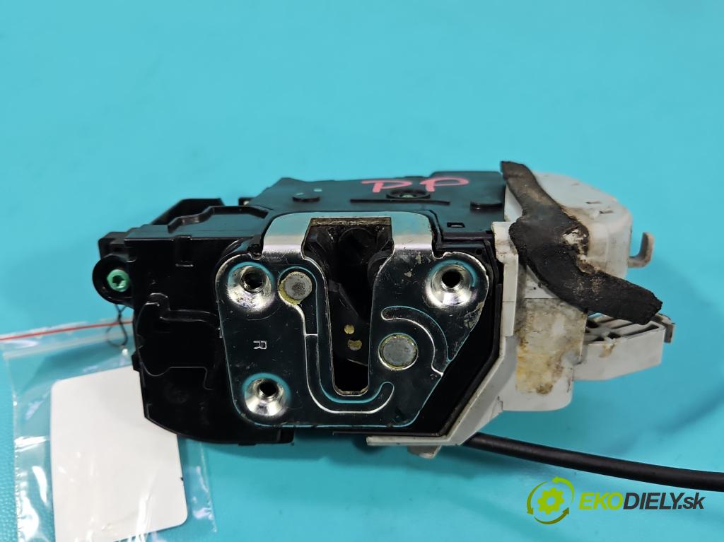 Kia Venga 1.4 16V 90 HP manual 66.2 kW 1396 cm3 5- zámok predné pravý 81320-1P020