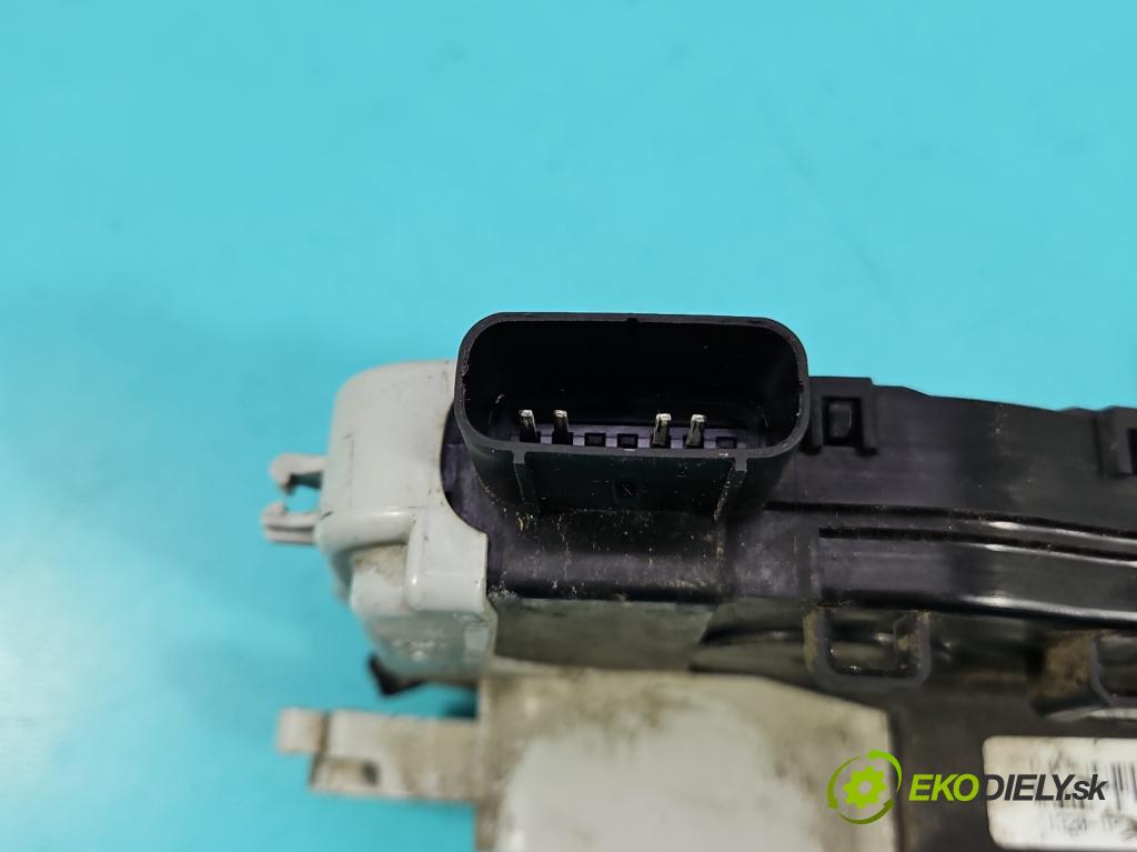 Kia Venga 1.4 16V 90 HP manual 66.2 kW 1396 cm3 5- zámok predné pravý 81320-1P020