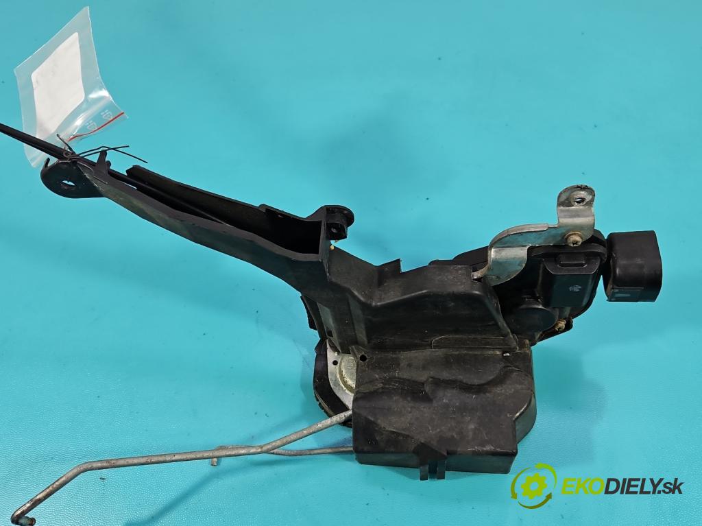 Toyota Avensis Verso 2001-2009 2.0 vvti 150 hp manual 110 kW 1998 cm3 5- zámek přední pravý