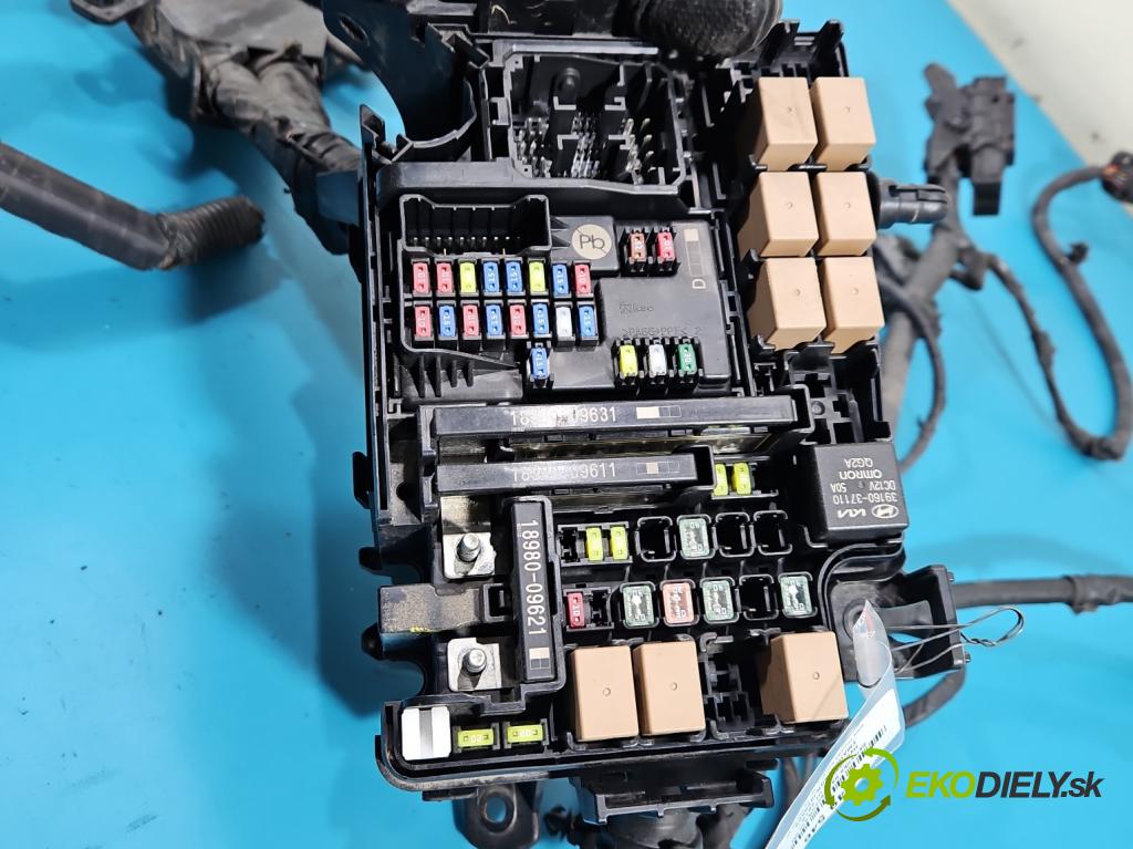 Hyundai I30 III 2016- 2.0 16V 280KM: automatic 206 kW 1998 cm3 5- skrinka poistka 91250-S0110 (Poistková skrinka)