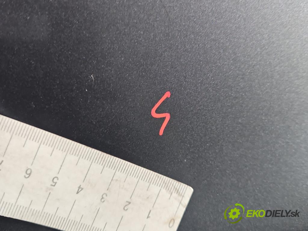 Kia Venga 1.4 16V 90 HP manual 66.2 kW 1396 cm3 5- blatník predné pravý  (Kľučka dverí ostatné)