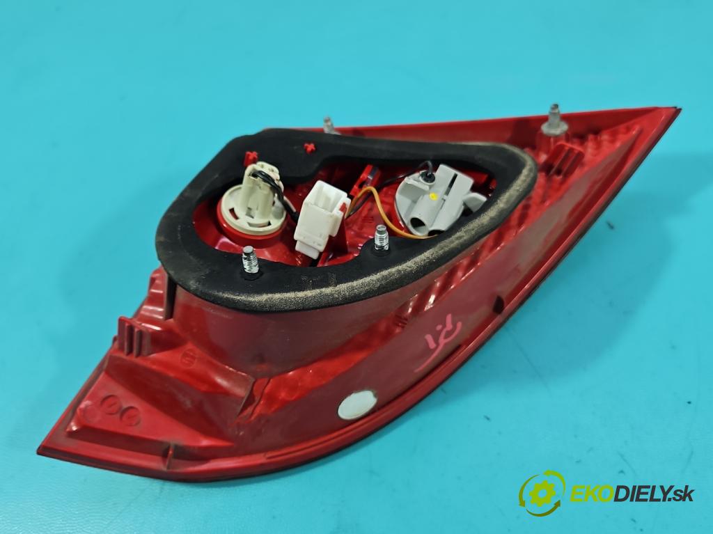 Kia Venga 1.4 16V 90 hp manual 66.2 kW 1396 cm3 5- světlo zadní pravé 92406-1P000 (Klika dveří ostatní)