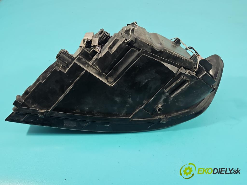 Volvo S40 II 2004-2012 1.8 16V 125 HP manual 92 kW 1798 cm3 4- Reflektor: pravý 30698874 (Svetlo predné pravé)