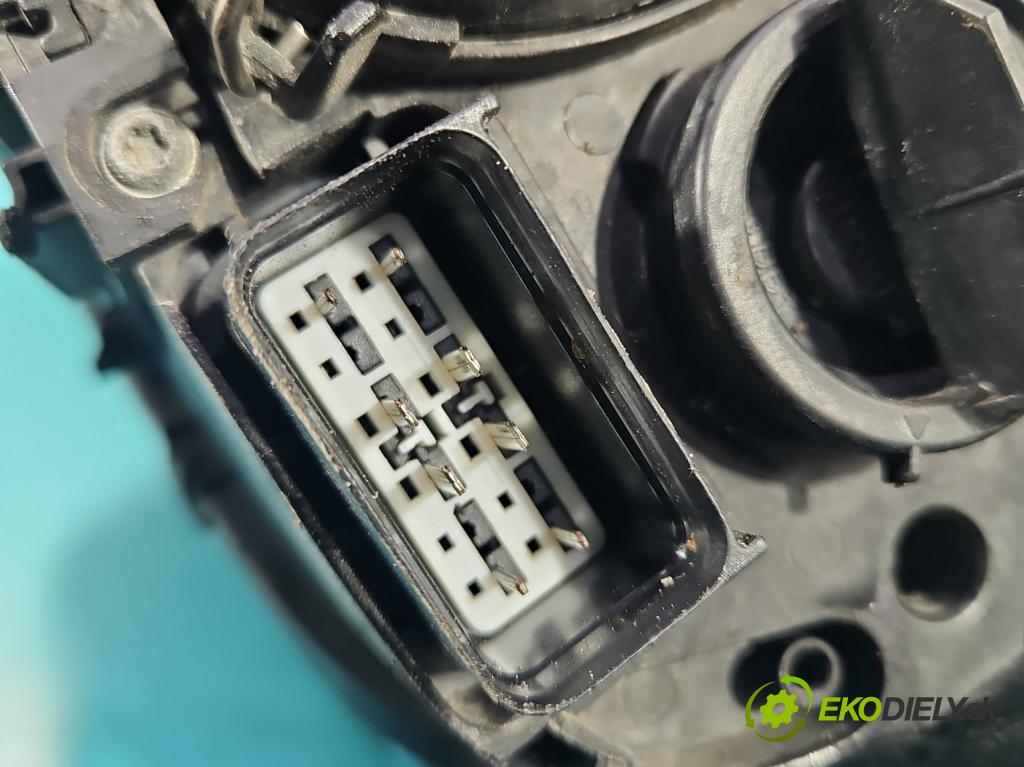 Volvo S40 II 2004-2012 1.8 16V 125 HP manual 92 kW 1798 cm3 4- Reflektor: pravý 30698874 (Svetlo predné pravé)