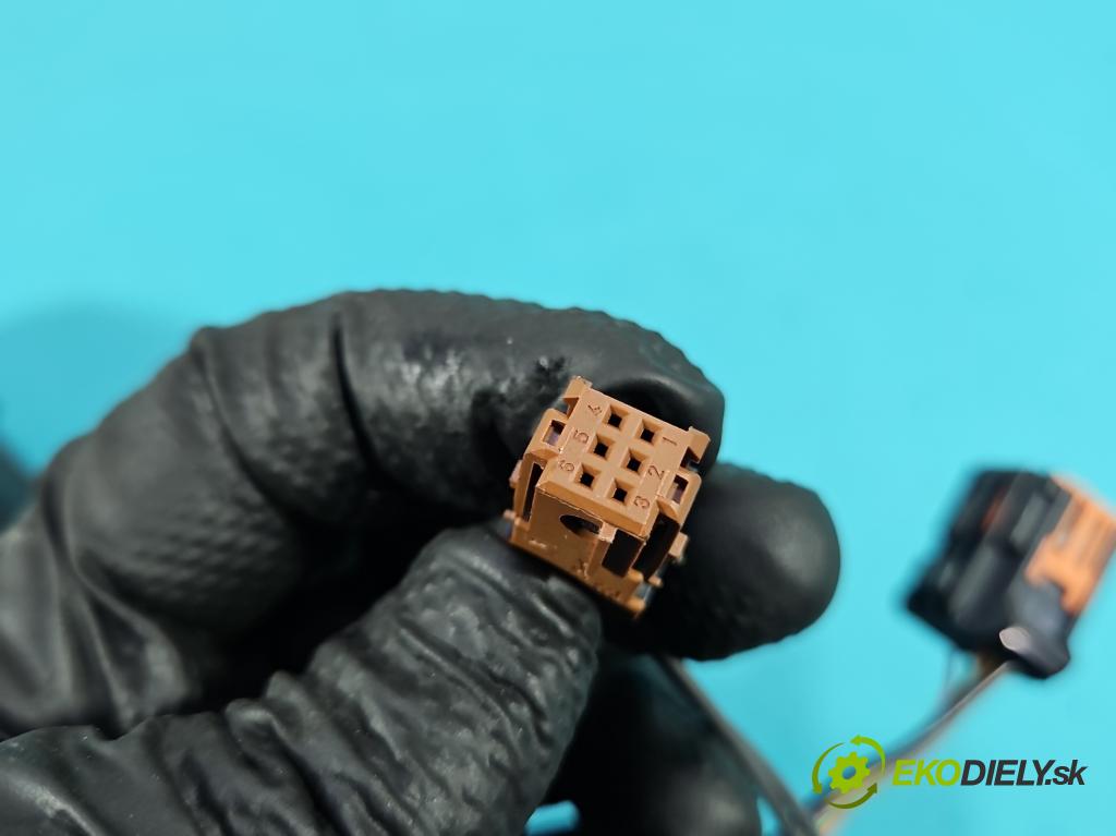 Peugeot 308 II 2013-2021 1.2 12V 110 hp manual 81 kW 1199 cm3 5- zpětné zrcátko pravé  (Klika dveří ostatní)