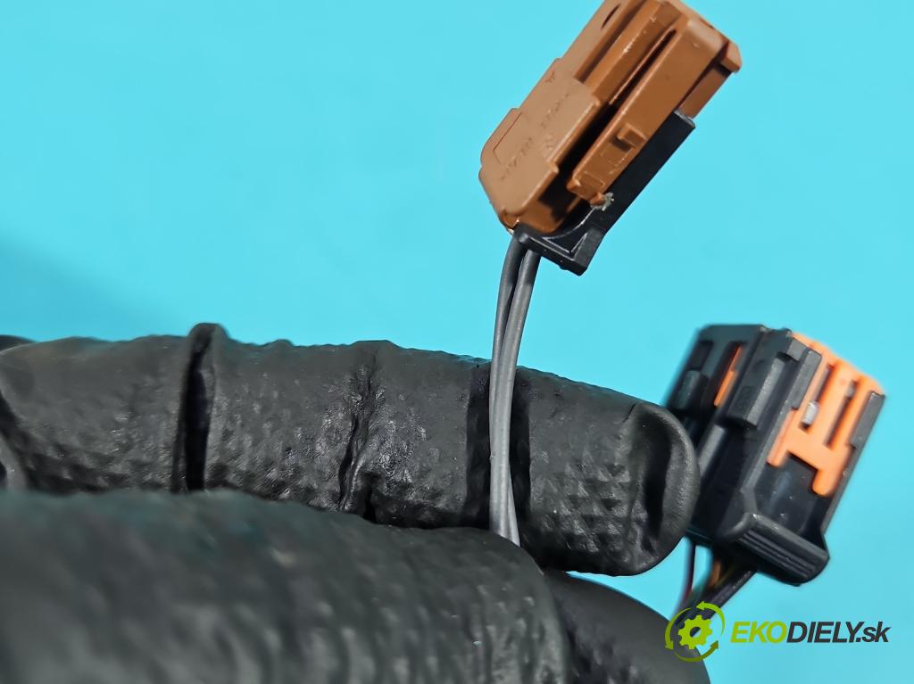 Peugeot 308 II 2013-2021 1.2 12V 110 hp manual 81 kW 1199 cm3 5- zpětné zrcátko pravé  (Klika dveří ostatní)