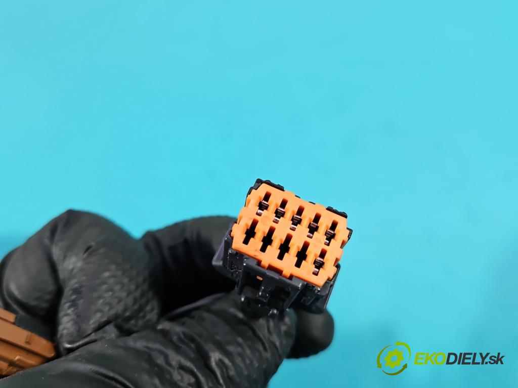 Peugeot 308 II 2013-2021 1.2 12V 110 hp manual 81 kW 1199 cm3 5- zpětné zrcátko pravé  (Klika dveří ostatní)