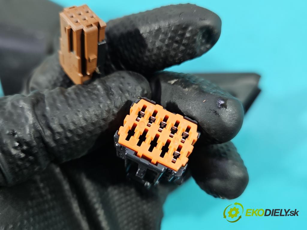 Peugeot 308 II 2013-2021 1.2 12V 110 hp manual 81 kW 1199 cm3 5- zpětné zrcátko pravé  (Klika dveří ostatní)