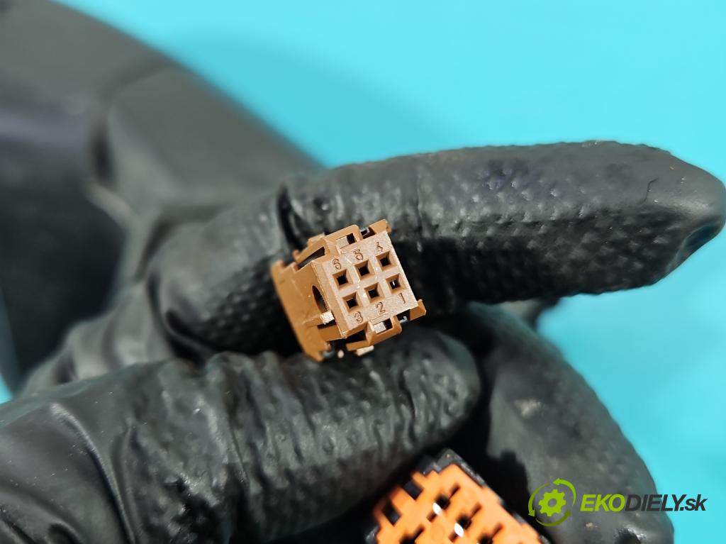 Peugeot 308 II 2013-2021 1.2 12V 110 hp manual 81 kW 1199 cm3 5- zpětné zrcátko pravé  (Klika dveří ostatní)