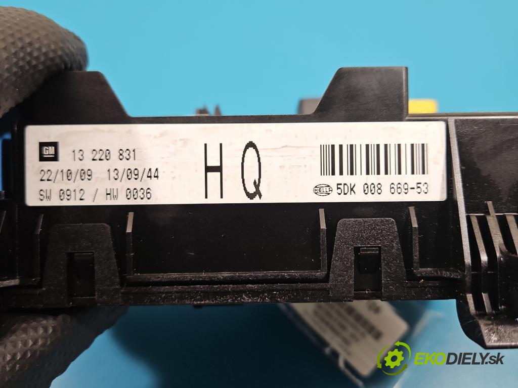 Opel Zafira B 2005-2014 1.7 cdti 125 hp manual 92 kW 1686 cm3 5- skříňka pojistková 13220831 (Pojistková skříňka)