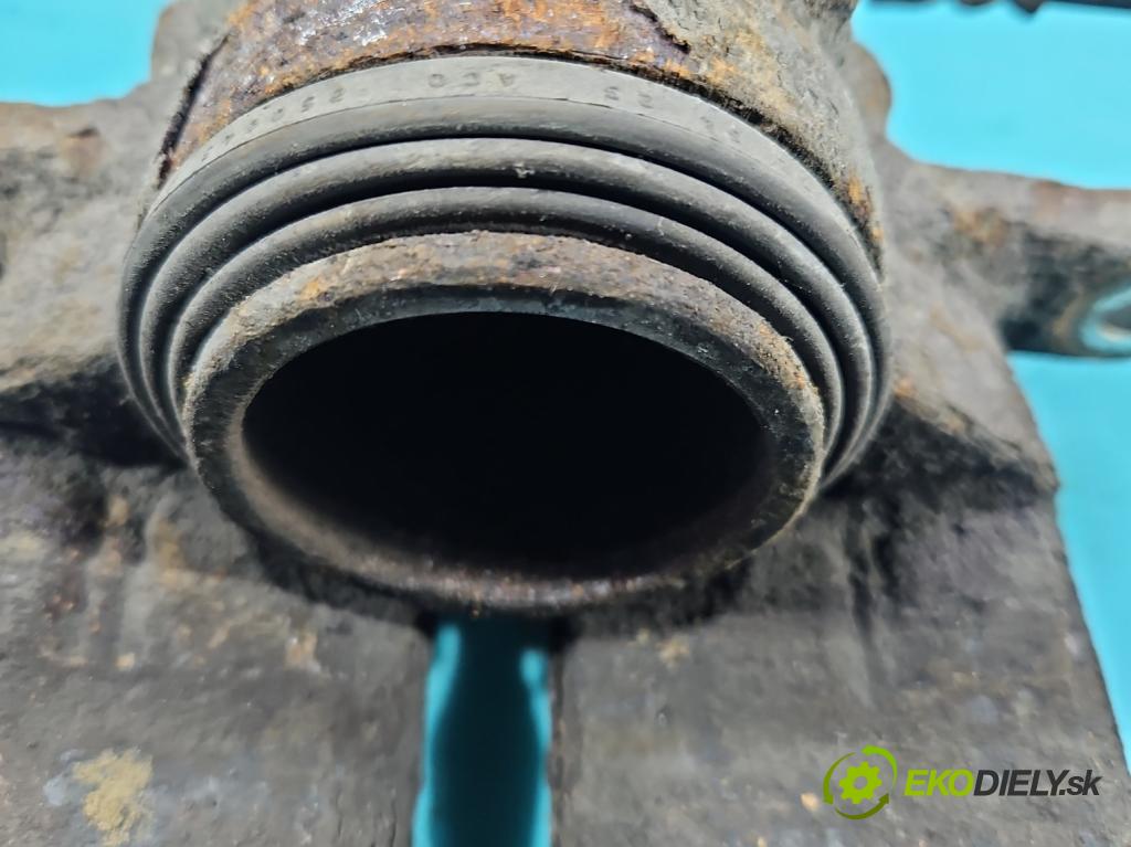 Kia Venga 1.4 16V 90 HP manual 66.2 kW 1396 cm3 5- brzdič predné ľavý  (Kľučka dverí ostatné)