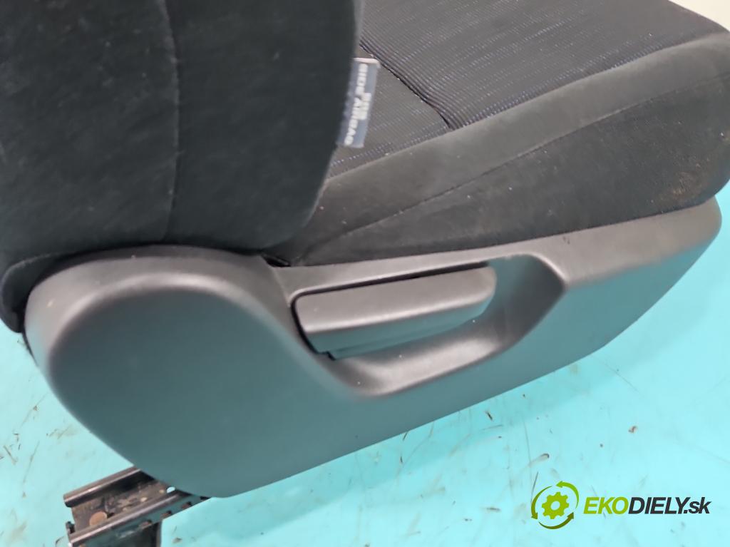 Toyota Auris I 2006-2013 2.0 D4D 126 hp manual 93 kW 1998 cm3 5- Sedadlo pravý  (Sedadlo)