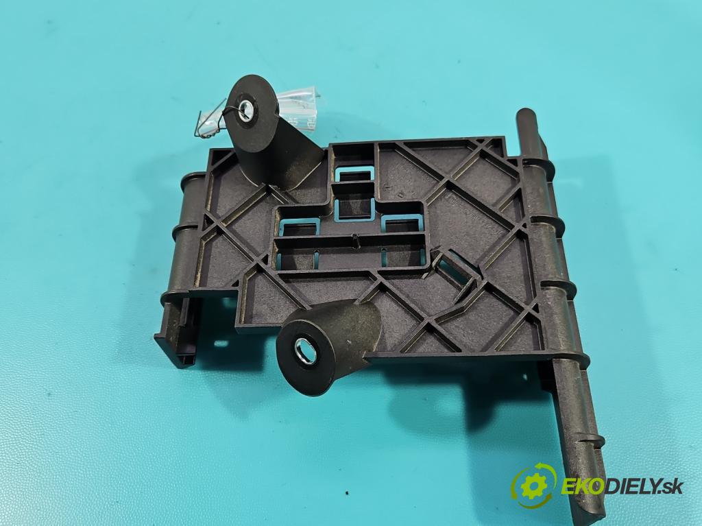 Skoda Superb III 2015-2024 2.0 tdi 150 HP automatic 110 kW 1968 cm3 5- Upevnenie: 5Q0906507F