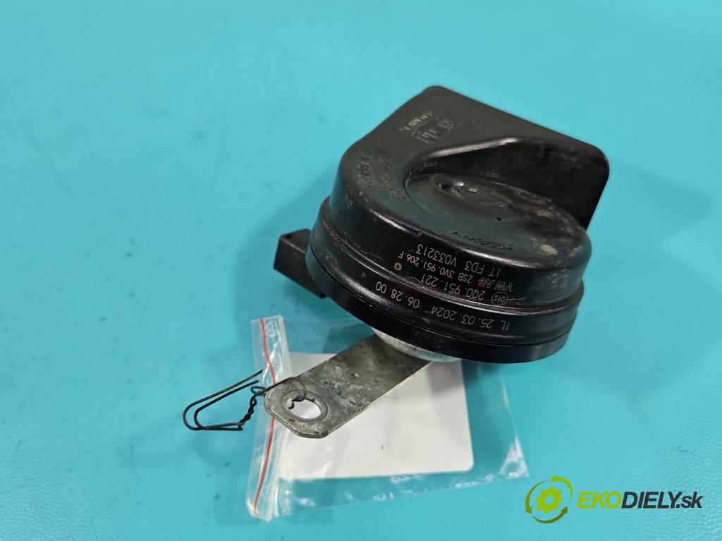 Skoda Superb III 2015-2024 2.0 tdi 150 hp automatic 110 kW 1968 cm3 5- Klakson: 2Q0951221