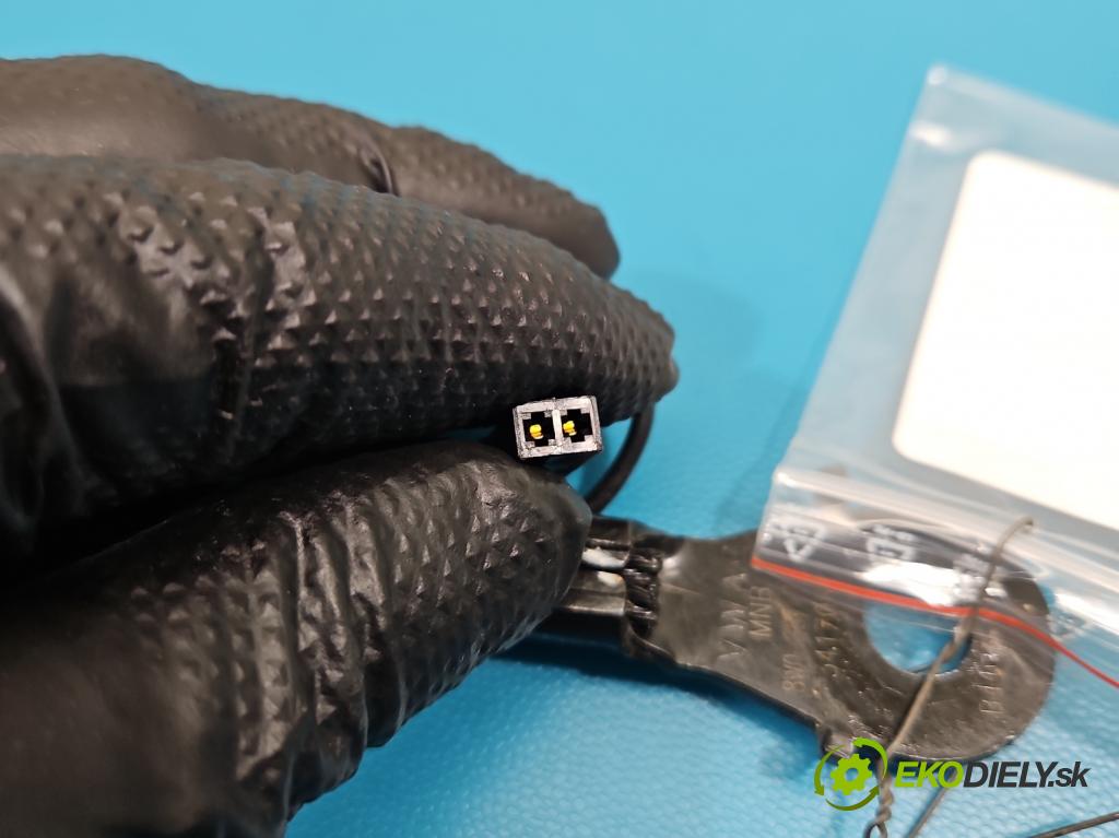 Audi A4 B9 2015-2024 2.0 TFSI 252KM automatic 185 kW 1984 cm3 4- stěna bezpečnost přední pravý 8W0857755A