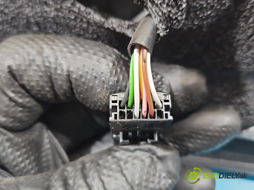 Renault Trafic III 2014 - 2.0 dci 150 hp manual 110 kW 1997 cm3 5- zpětné zrcátko pravé  (Klika dveří ostatní)