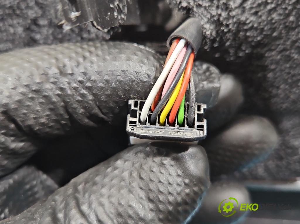 Renault Trafic III 2014 - 2.0 dci 150 hp manual 110 kW 1997 cm3 5- zpětné zrcátko pravé  (Klika dveří ostatní)