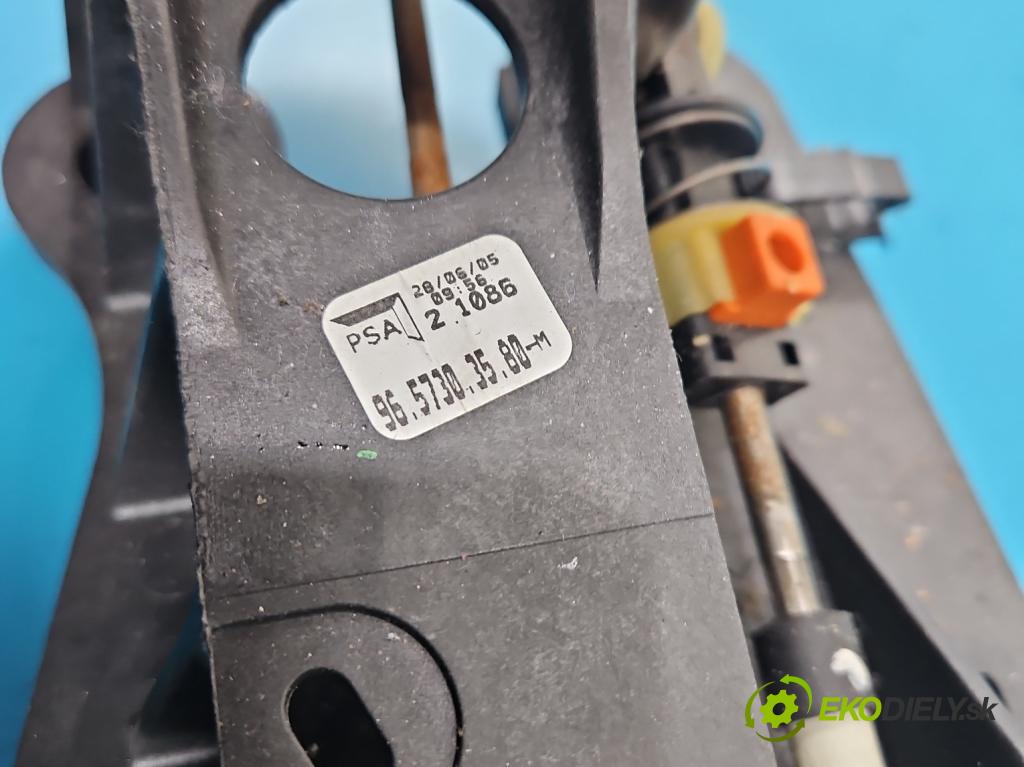 Citroen C4 I 2004-2011 2.0 16V 177 HP manual 130 kW 1997 cm3 3- Páka: Změny: stupeň,rýchlosť 9657303580 (Rýchlostná páka (kulisa))