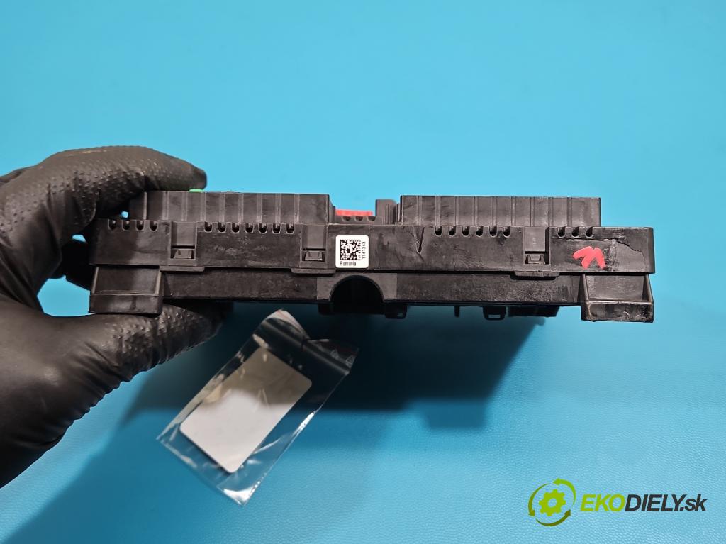 Bmw 5 G30 2017-2024 2.0d 190 hp automatic 140 kW 1995 cm3 4- skříňka pojistková 6837092 (Pojistková skříňka)