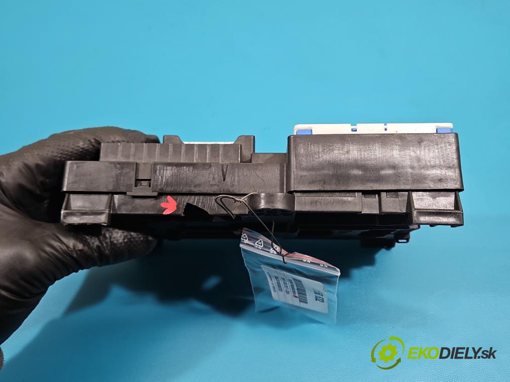 Bmw 5 G30 2017-2024 2.0d 190 hp automatic 140 kW 1995 cm3 4- skříňka pojistková 6837092 (Pojistková skříňka)