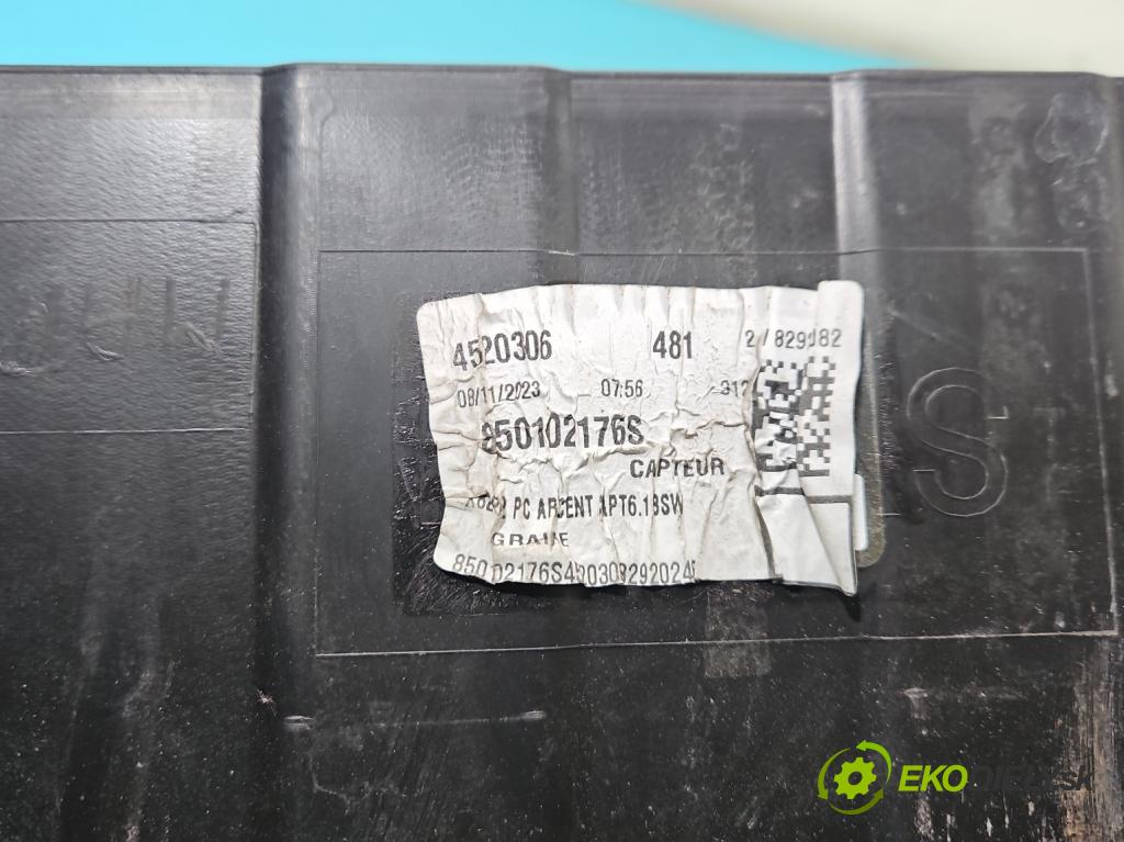 Renault Trafic III 2014 - 2.0 dci 150 hp manual 110 kW 1997 cm3 5- nárazník zadní 850102176S (Klika dveří ostatní)