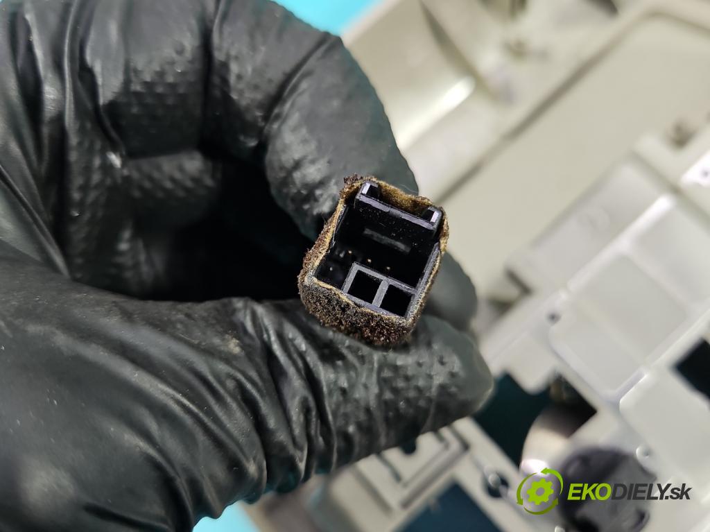 Opel Antara 2006-2015 2.0 cdti 150 HP automatic 110 kW 1991 cm3 5- svetlo / reflektor interiéra