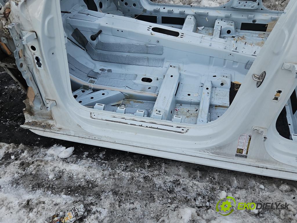 Audi A4 B9 2015-2024 2.0 TFSI 252KM automatic 185 kW 1984 cm3 4- práh levý  (Karoserie ostatní)