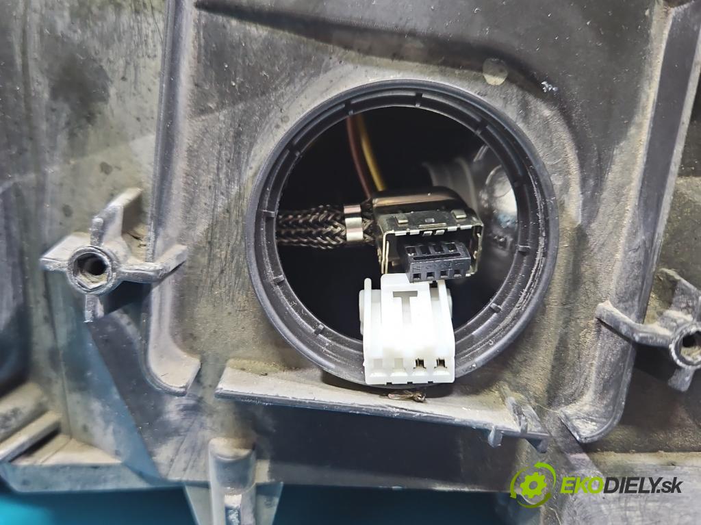 Audi A4 B8 2007-2015 2.0 tdi 136 HP manual 100 kW 1968 cm3 4- Reflektor: ľavý 8K0941003C (Kľučka dverí ostatné)