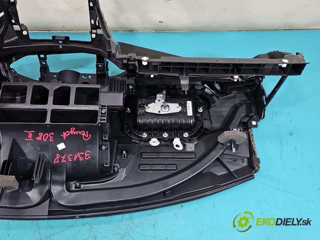 Peugeot 308 II 2013-2021 1.2 12V 110 HP manual 81 kW 1199 cm3 5- kokpit,pristrojová doska rozdeľovacia