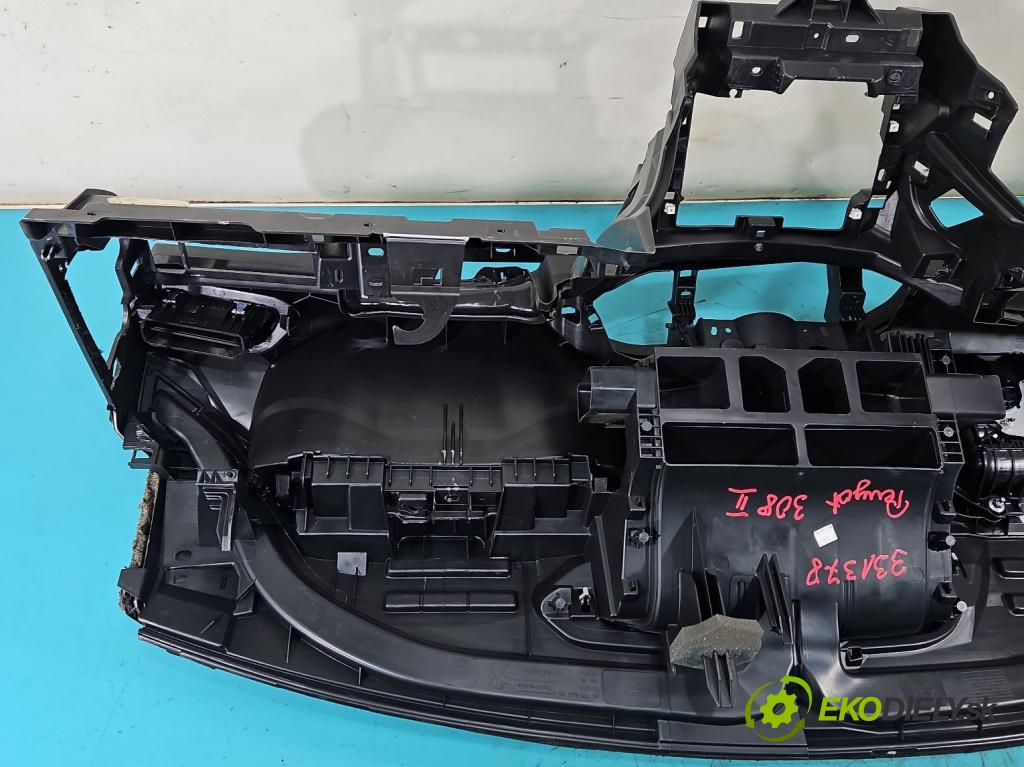 Peugeot 308 II 2013-2021 1.2 12V 110 HP manual 81 kW 1199 cm3 5- kokpit,pristrojová doska rozdeľovacia