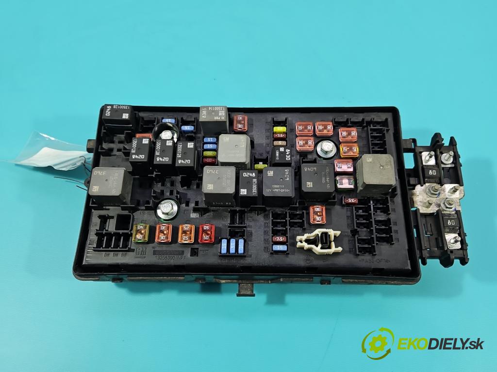 Opel Insignia A 2008-2017 2.0 cdti 131 hp manual 96 kW 1956 cm3 5- skříňka pojistková 22953004 (Pojistková skříňka)