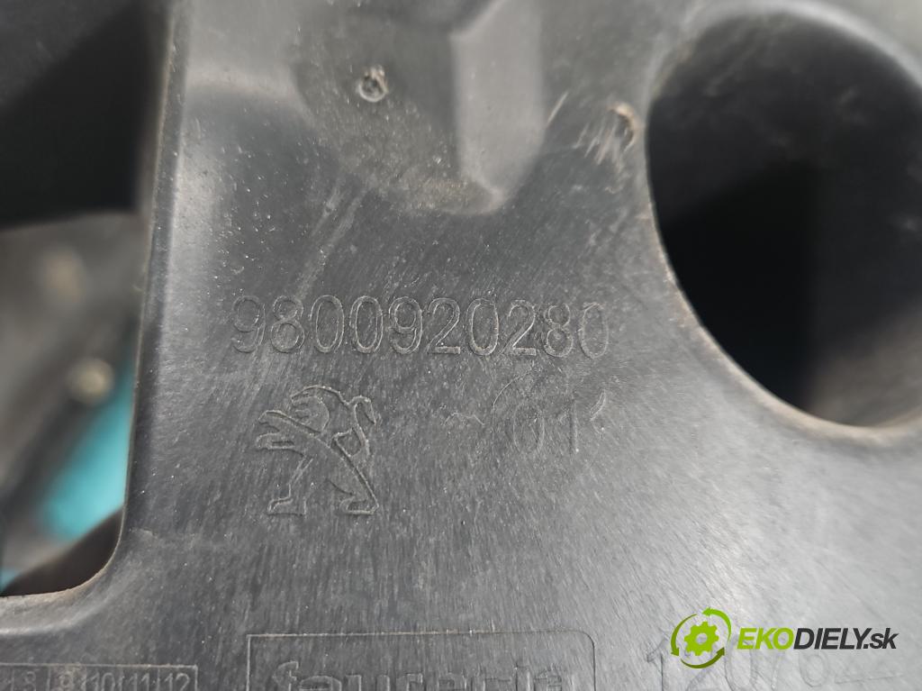 Peugeot 308 II 2013-2021 1.2 12V 110 hp manual 81 kW 1199 cm3 5- nárazník zadní  (Klika dveří ostatní)