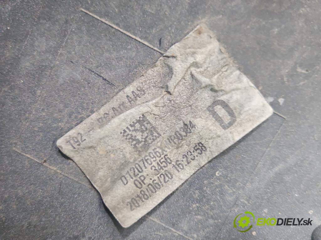 Peugeot 308 II 2013-2021 1.2 12V 110 hp manual 81 kW 1199 cm3 5- nárazník zadní  (Klika dveří ostatní)