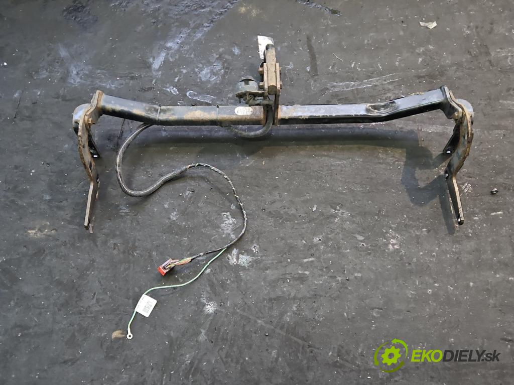 Peugeot 308 II 2013-2021 1.2 12V 110 HP manual 81 kW 1199 cm3 5- Hák: vlečení: (Ťažné zariadenie)