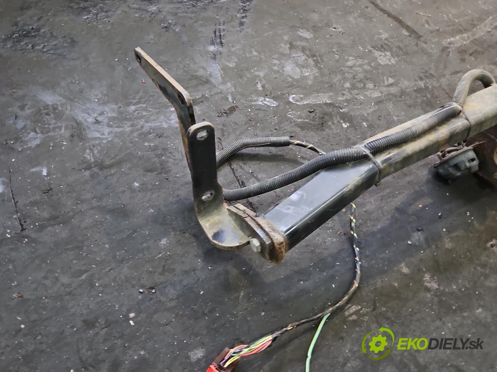 Peugeot 308 II 2013-2021 1.2 12V 110 HP manual 81 kW 1199 cm3 5- Hák: vlečení: (Ťažné zariadenie)